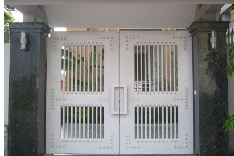 Lau chùi, sửa chữa lại cổng nhà, cửa phòng