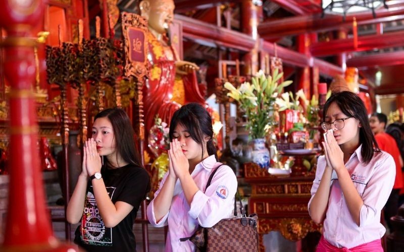 đi chùa cầu may mắn cho gia đình 