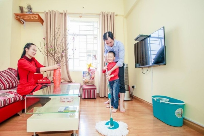 Dọn dẹp nhà cửa ngày Tết giúp gắn kết các thành viên trong gia đình