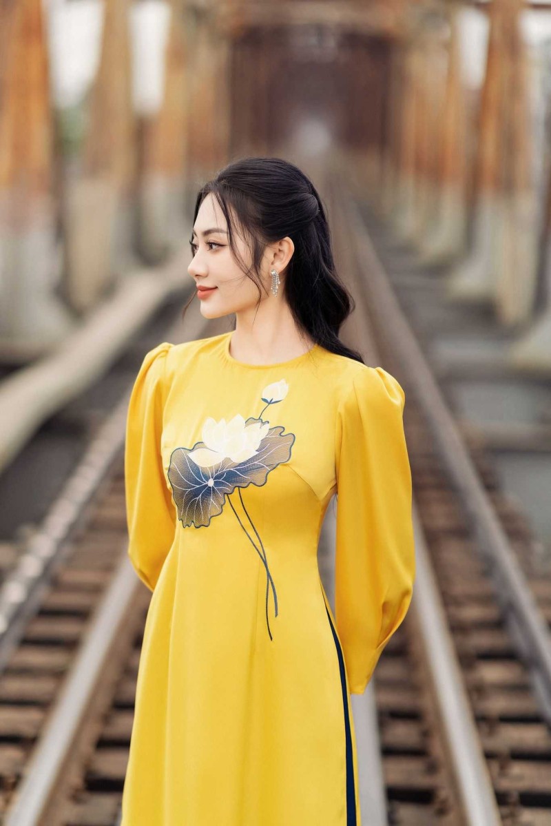 Áo dài họa tiết nổi bật, trang nhã