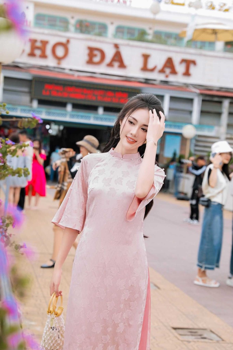 Áo dài dáng suông nhẹ nhàng, trang nhã  