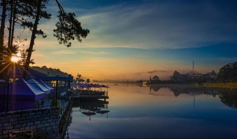 Vẻ đẹp thơ mộng của thành phố ngàn hoa vào mùa hè