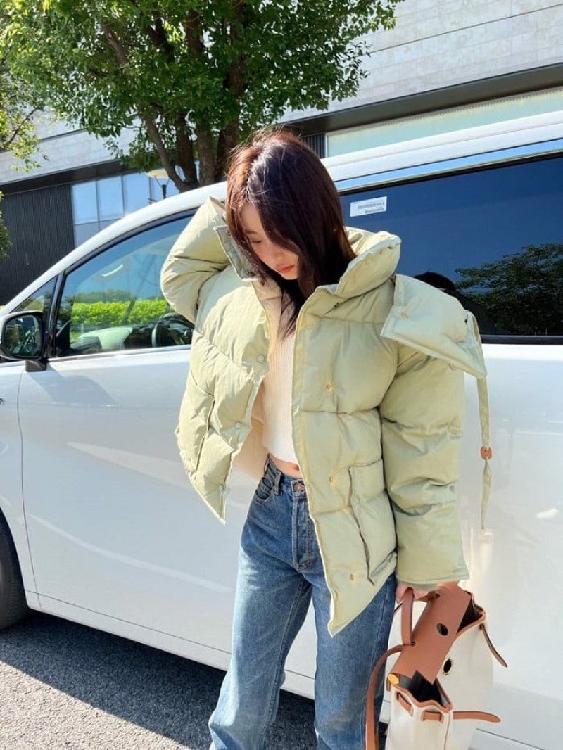 Áo phao kết hợp với quần jean tạo nên outfit trẻ trung, năng động