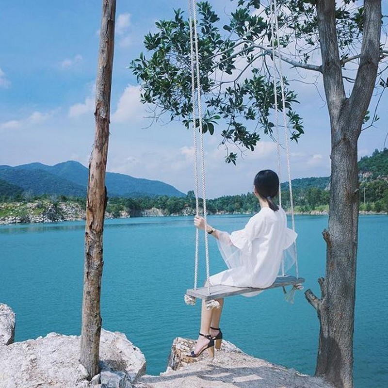 Chiếc xích đu lãng mạn ở Hồ Đá Xanh