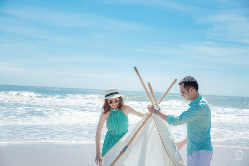 Du khách chụp ảnh đẹp ở biển Hồ Tràm Vũng Tàu