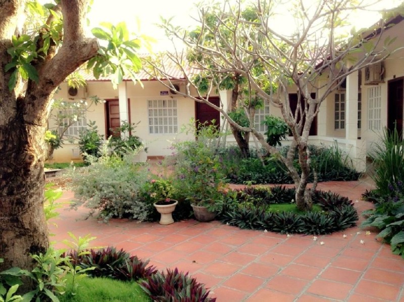 Đi theo nhóm đông người, du khách nên chọn thuê villa sẽ tiết kiệm chi phí hơn và cũng thoải mái hơn hẳn
