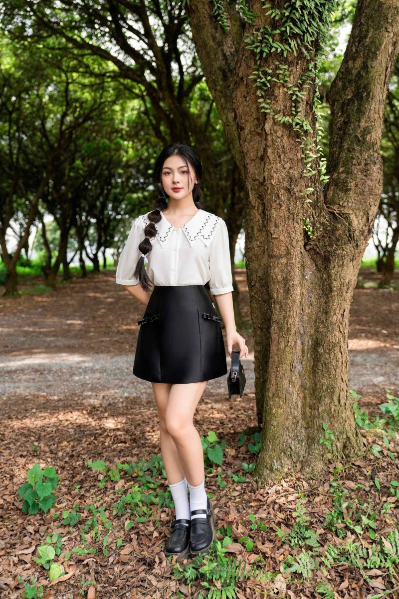 Áo sơ mi kết hợp cùng chân váy/quần âu  