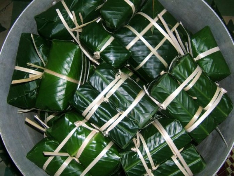 Khi luộc bánh chưng bạn cần xếp bánh thật cẩn thật và ngay ngắn