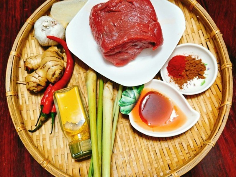 Bạn cần rửa sạch thịt bò rồi dùng giấy thấm khô hoặc cho vào rổ để ráo nước