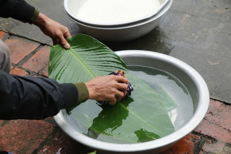 Lá dong trước khi đem gói bánh cần được sơ chế cẩn thận