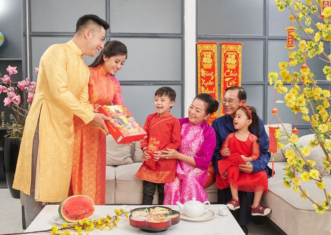 Con Dâu Tặng Quà Cho Bố Mẹ Chồng Dịp Tết Sẽ Mang Ý Nghĩa Gì?