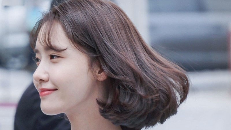 Tóc ngắn uốn cụp đuôi