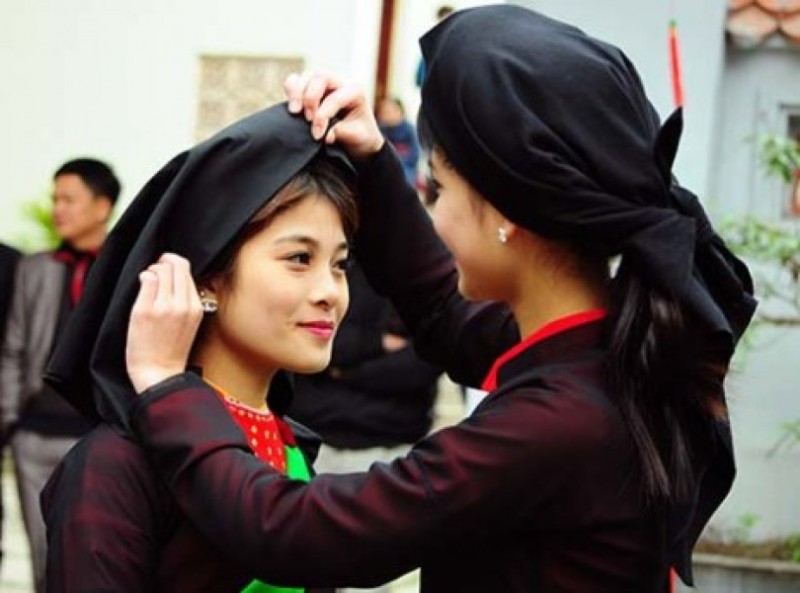 Chiếc khăn mỏ quạ gắn với hình ảnh người phụ nữ Việt xưa.