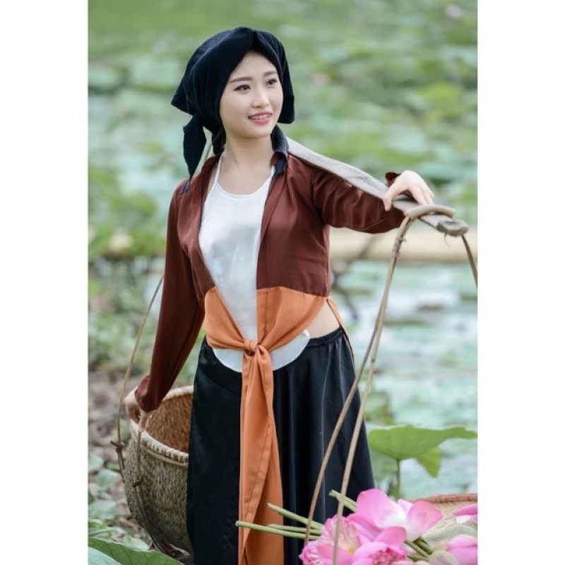 trang phục gồm yếm +đụp + áo tứ thân + khăn mỏ quạ 