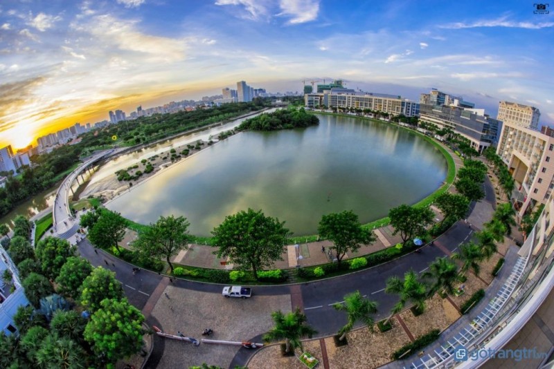Khám phá vẻ đẹp lung linh về đêm của Hồ Bán Nguyệt từ một gốc nhìn từ trên cao 