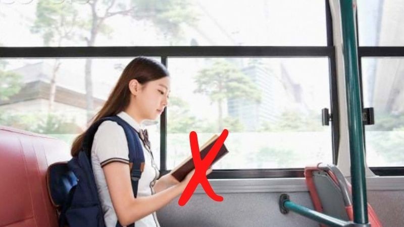 Không đọc sách báo trên xe