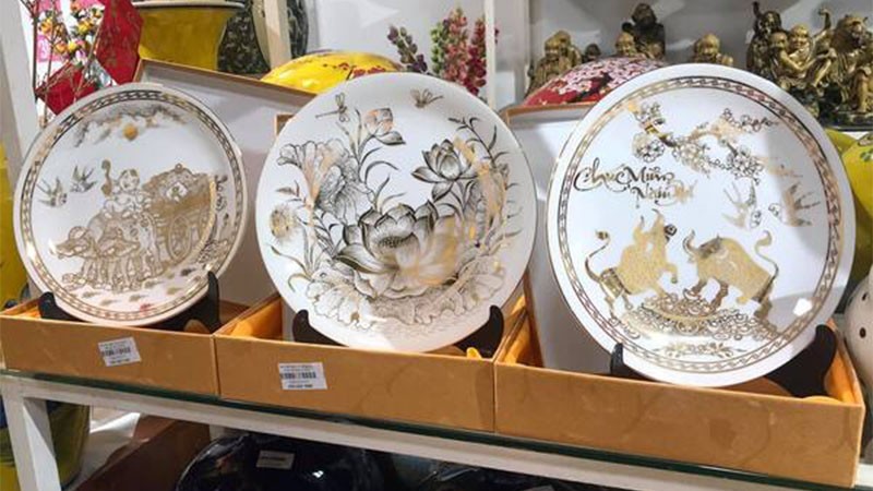 Trang trí phòng khách với dĩa cảnh sứ