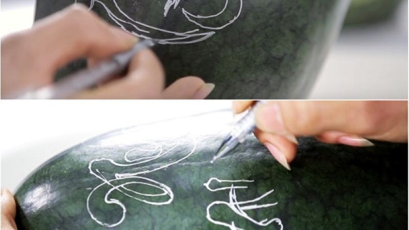 Dùng bút chì vẽ trên quả dưa