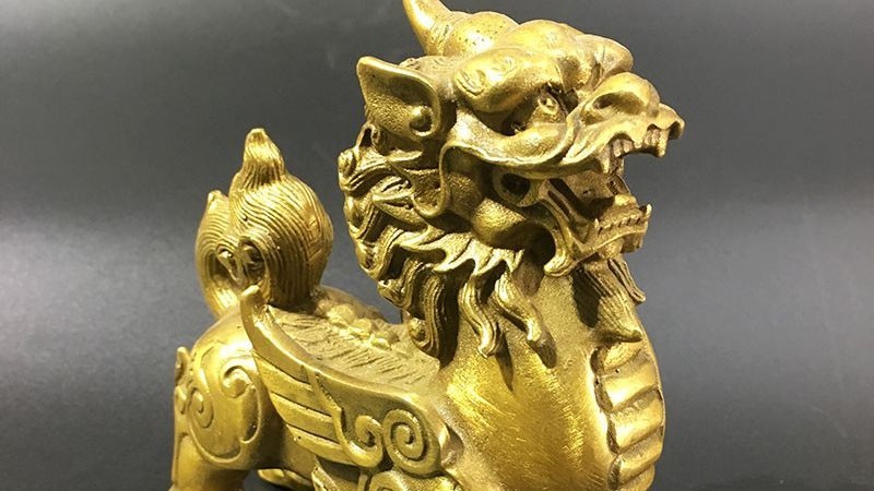 Tỳ Hưu là linh vật ba chân, có hình dáng gần giống với Kỳ Lân