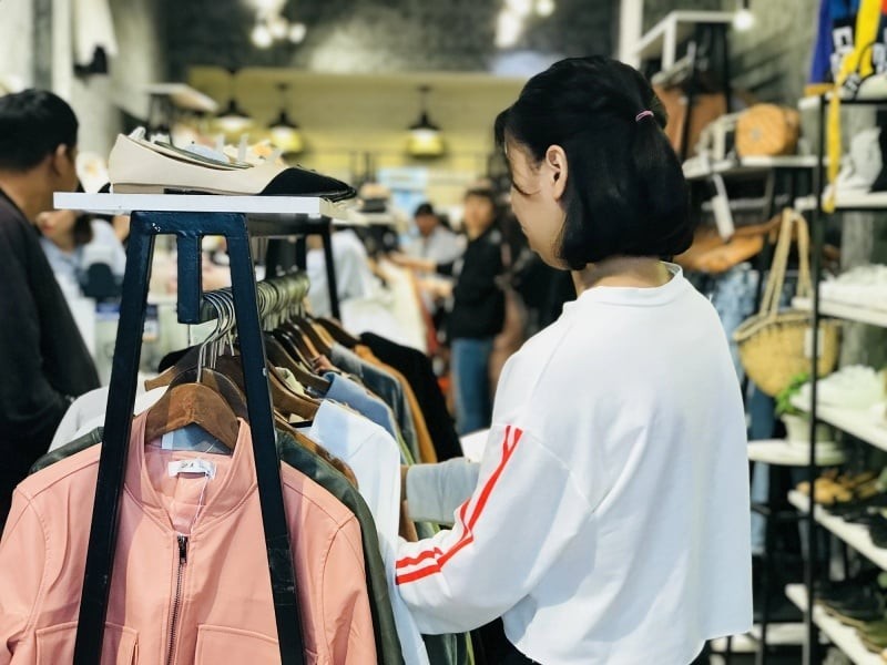 hàng xuất dư có phải hàng auth không