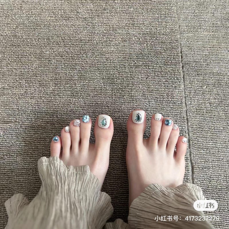nail chân đính đá