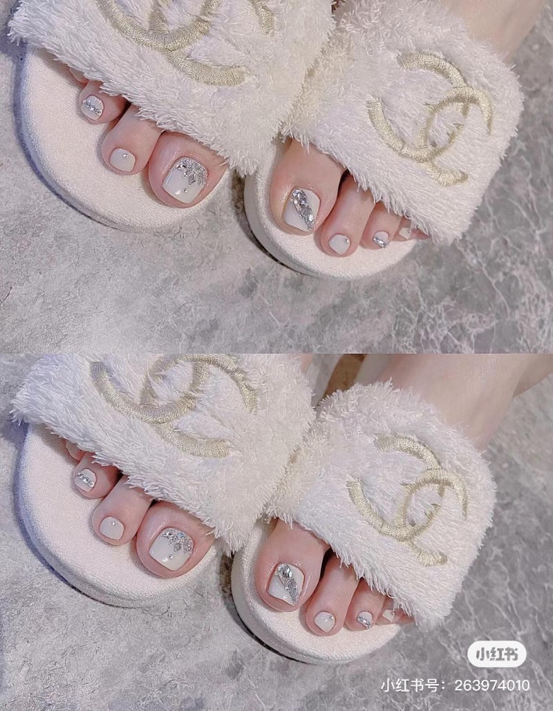 nail chân màu trắng đính đá