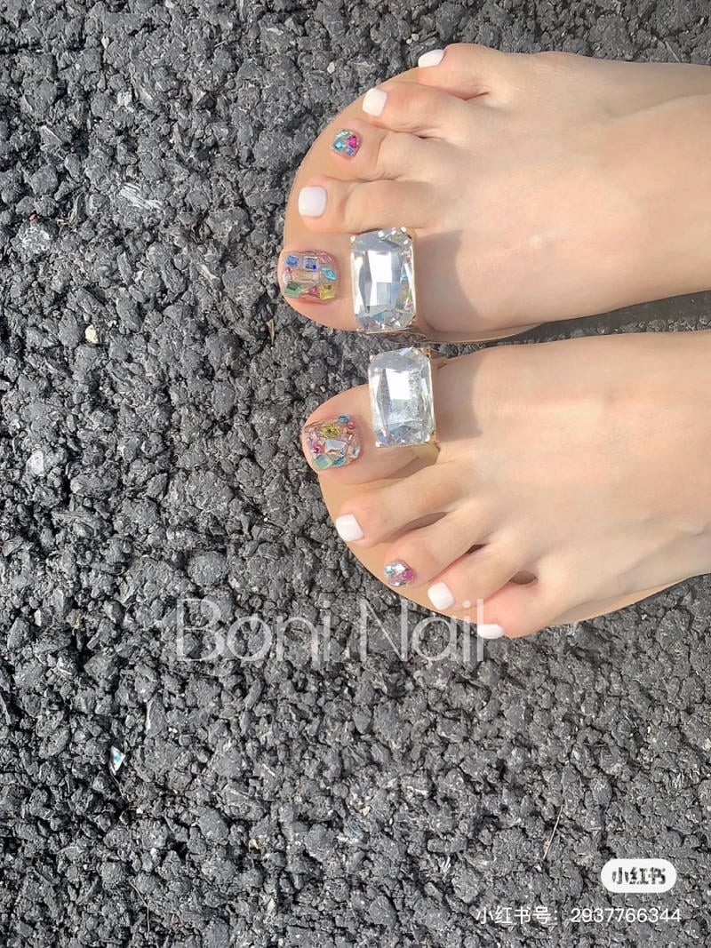 nail chân màu trắng đính đá
