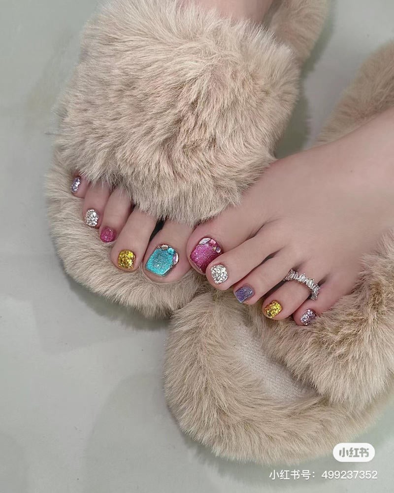 móng chân đính đá đơn giản mà đẹp