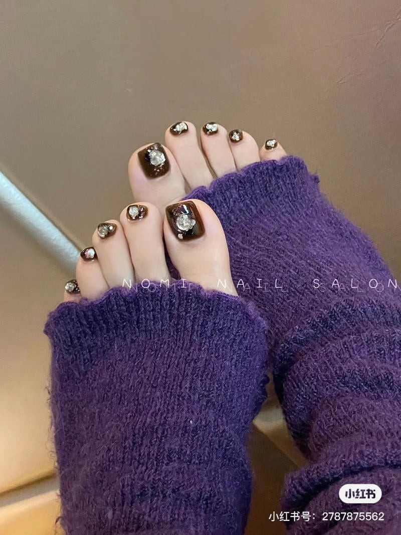 nail chân đính đá