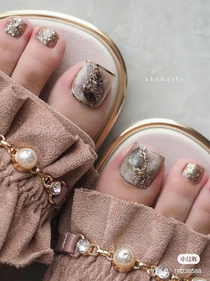 nail chân đính đá