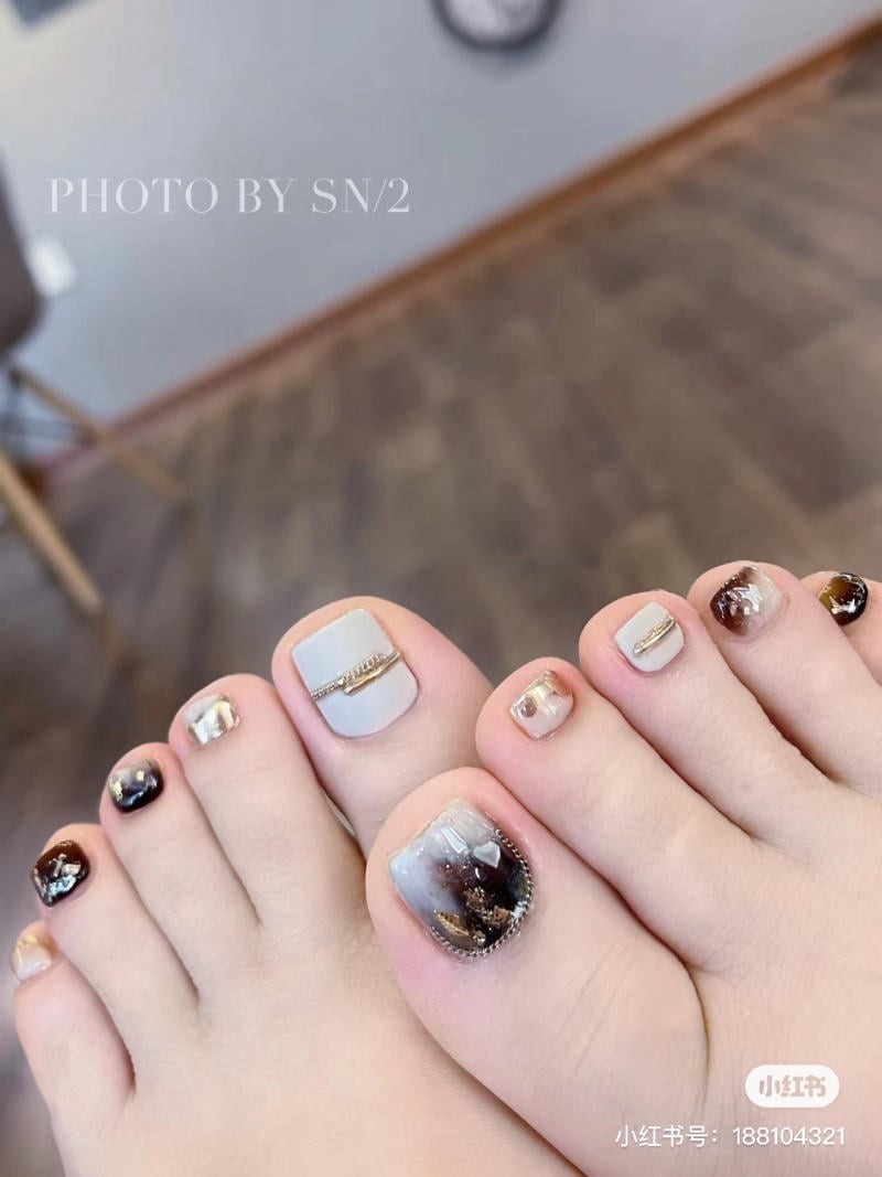 nail chân đính đá