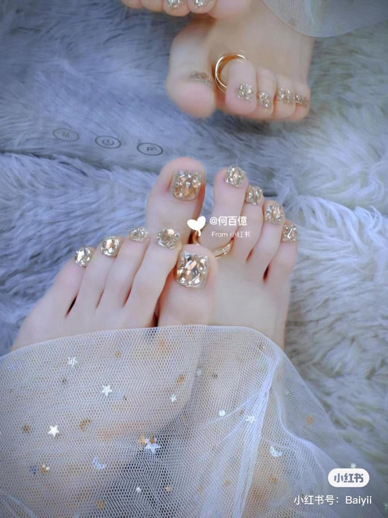 nail chân đính đá