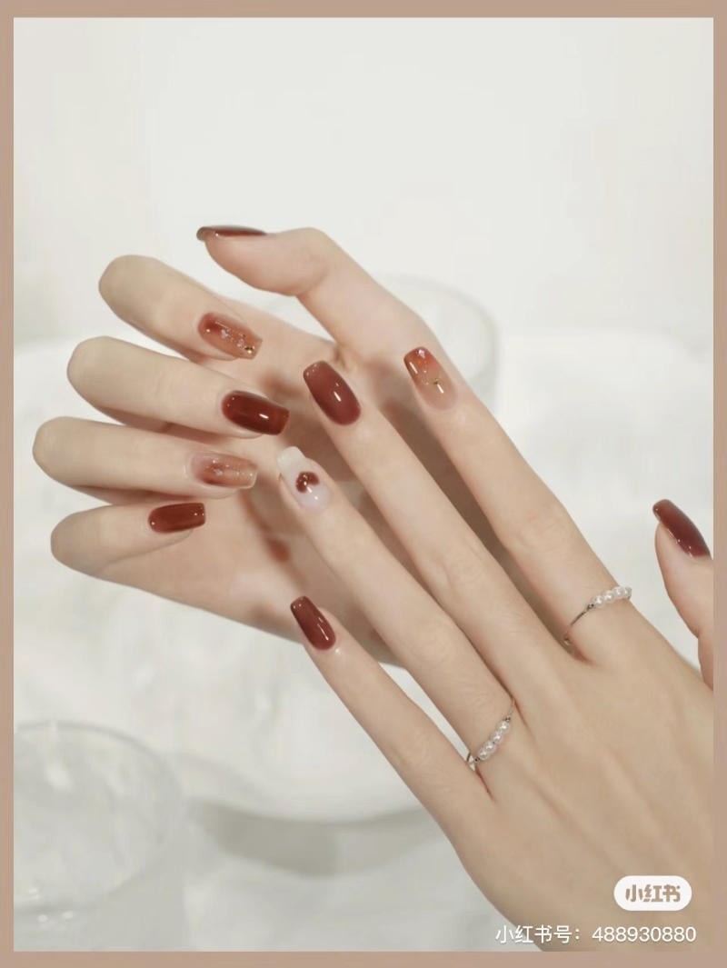 nail màu nâu đính đá