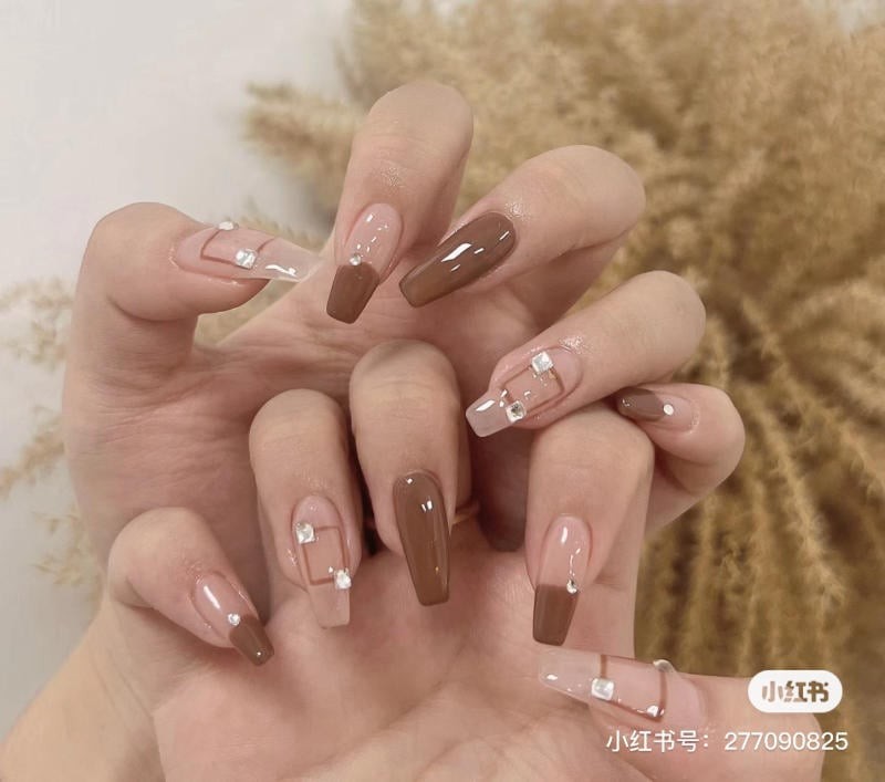 nail màu nâu đính đá