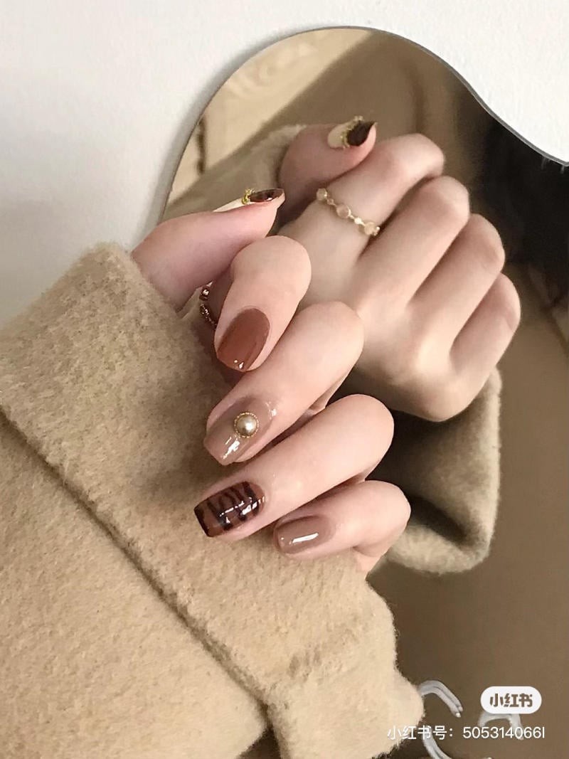 nail chân màu nâu