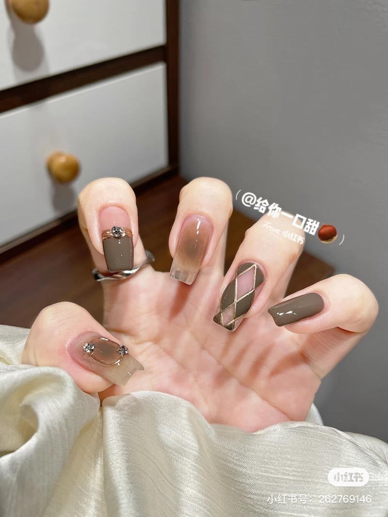nail màu vàng nâu