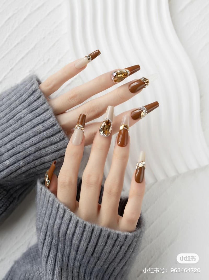 nail màu vàng nâu