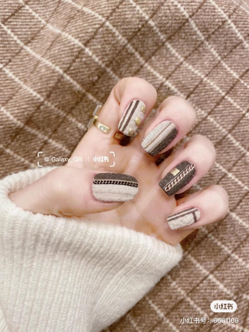 nail màu vàng nâu