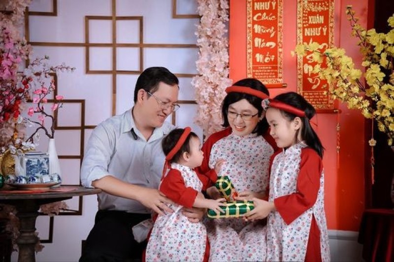 “Cái bánh tét này bự hơn nè, chị đổi cho em đi”