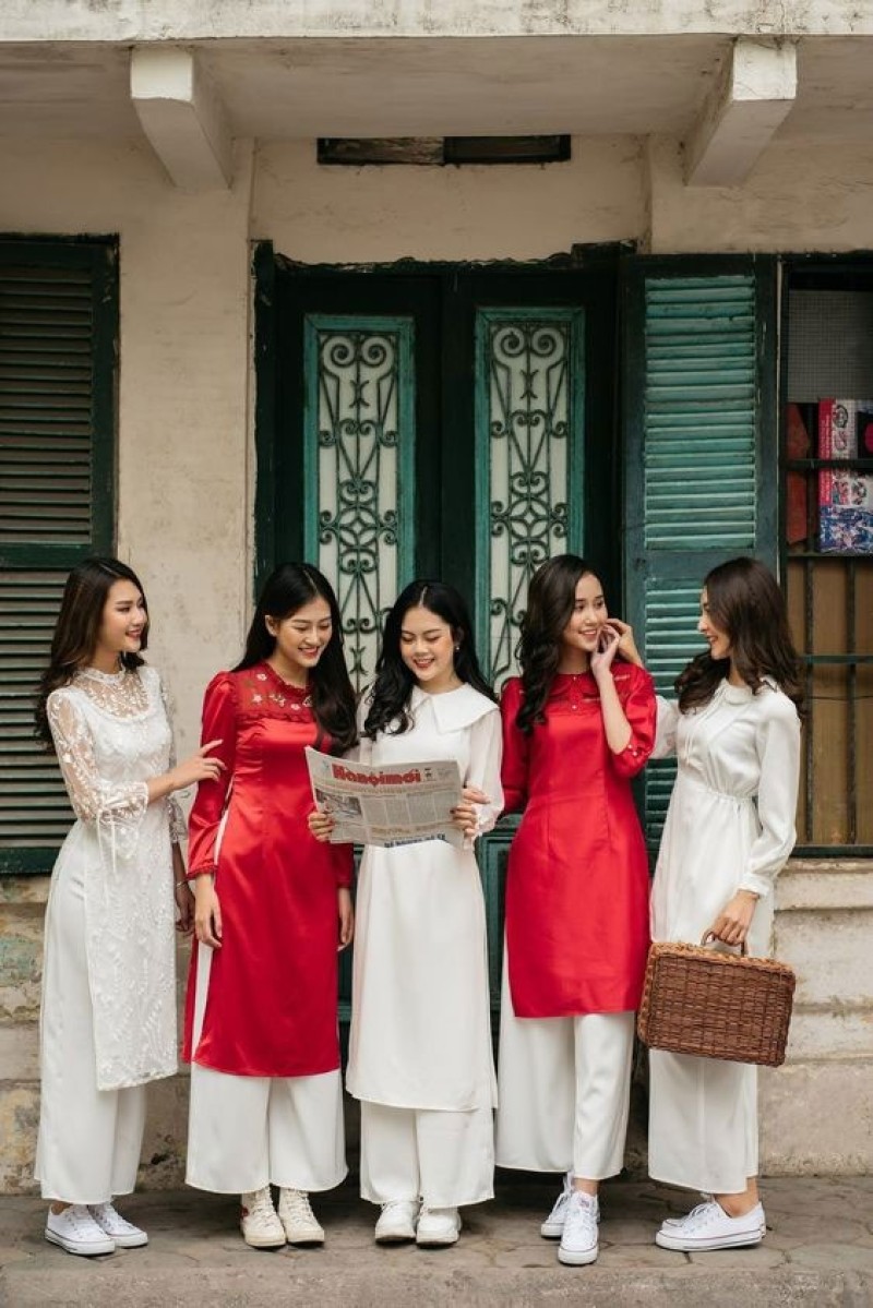 chụp ảnh tết với áo dài đỏ