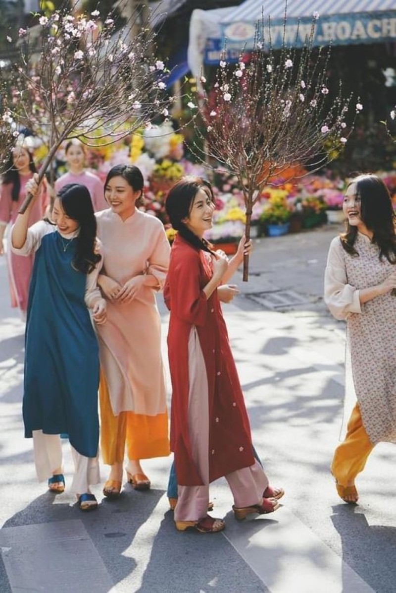 chụp ảnh áo dài với cành đào