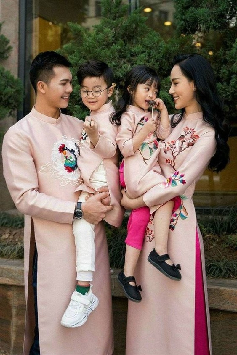 gia đình bốn người với áo dài