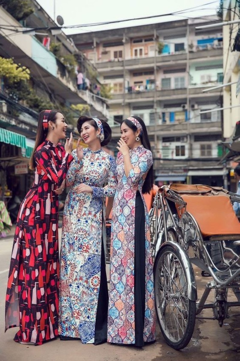 chụp hình tết bên xe xích lô