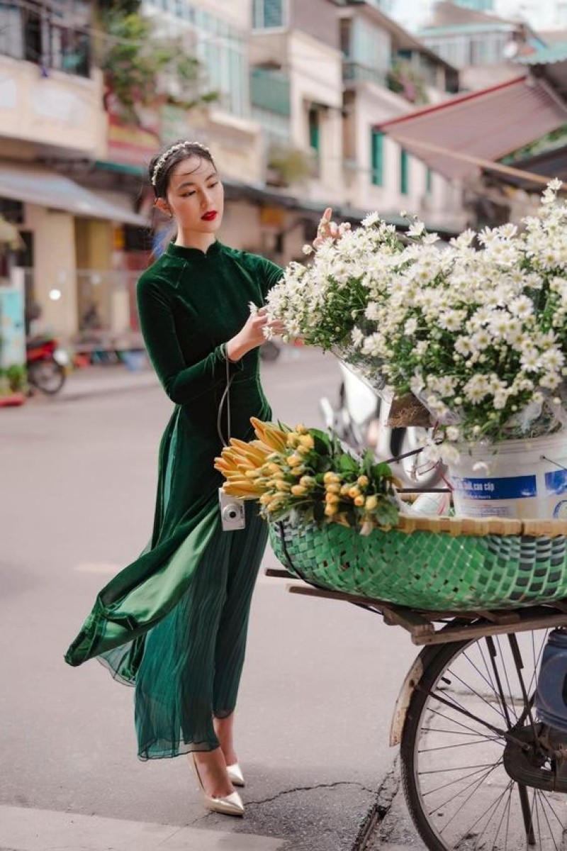 Dịu dàng, đằm thắm trong tà áo dài nhung xanh bên xe hoa