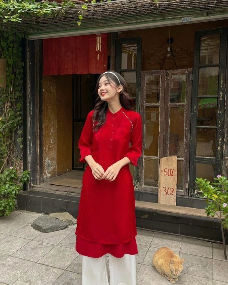 chụp ảnh tết với chú mèo nằm ngủ