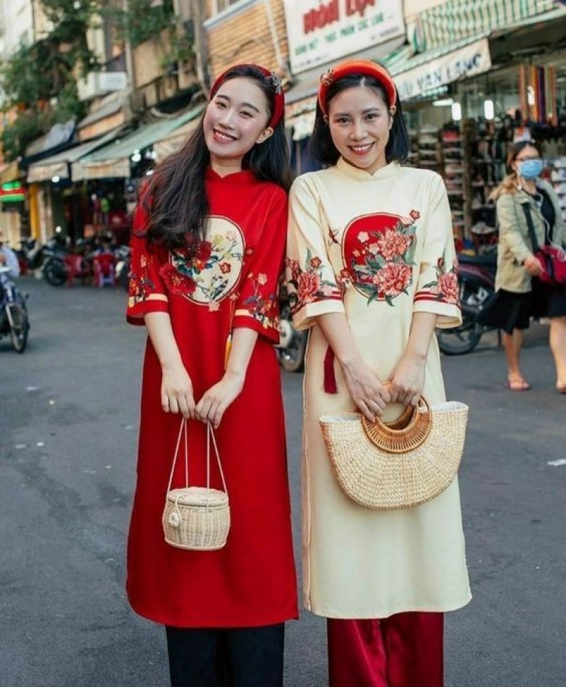  chụp ảnh tết giữa phố đông người