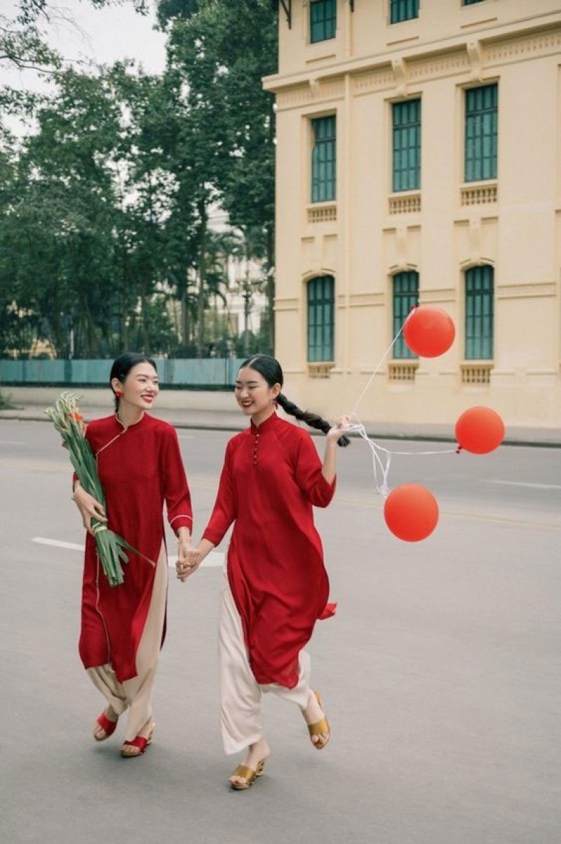  chụp hình tết với bóng bay đỏ
