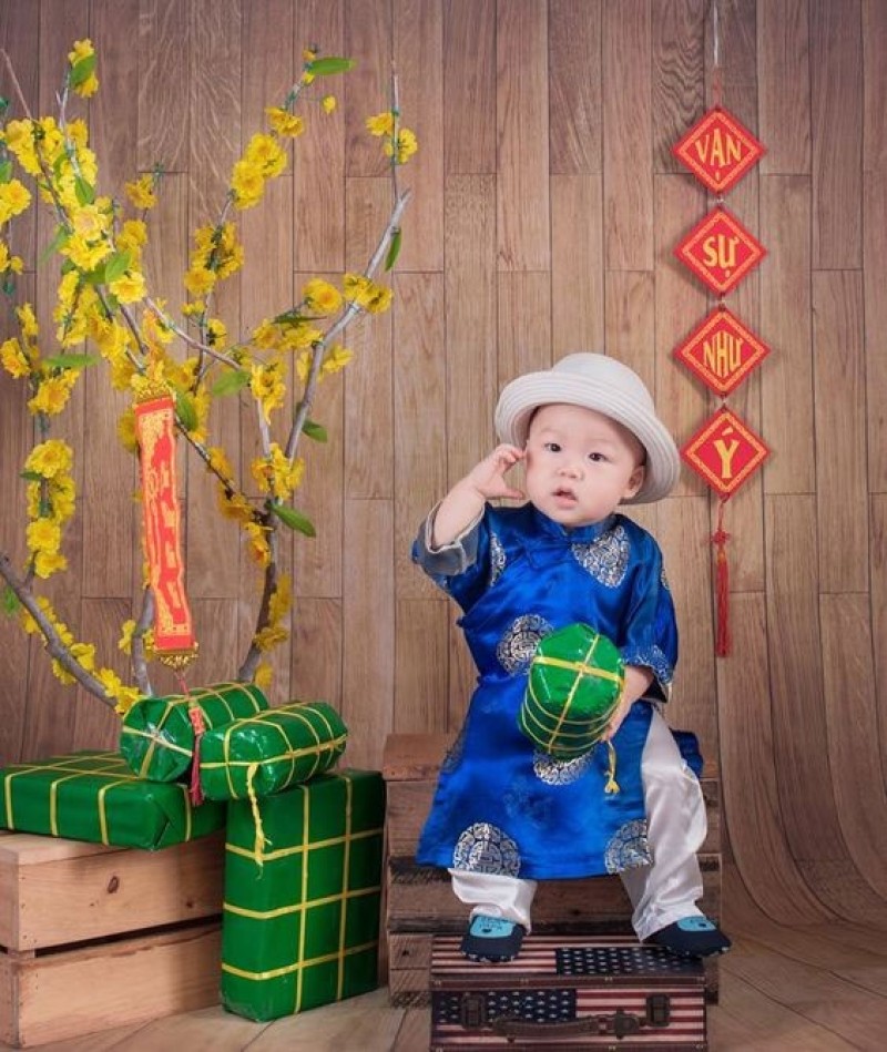  em bé mặc áo dài xanh đáng yêu