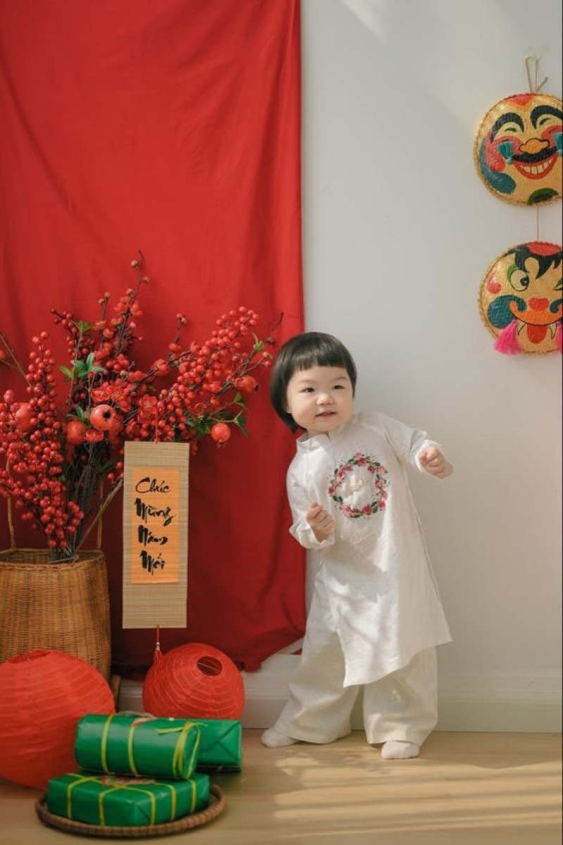 chụp ảnh tết cho bé với áo dài trắng