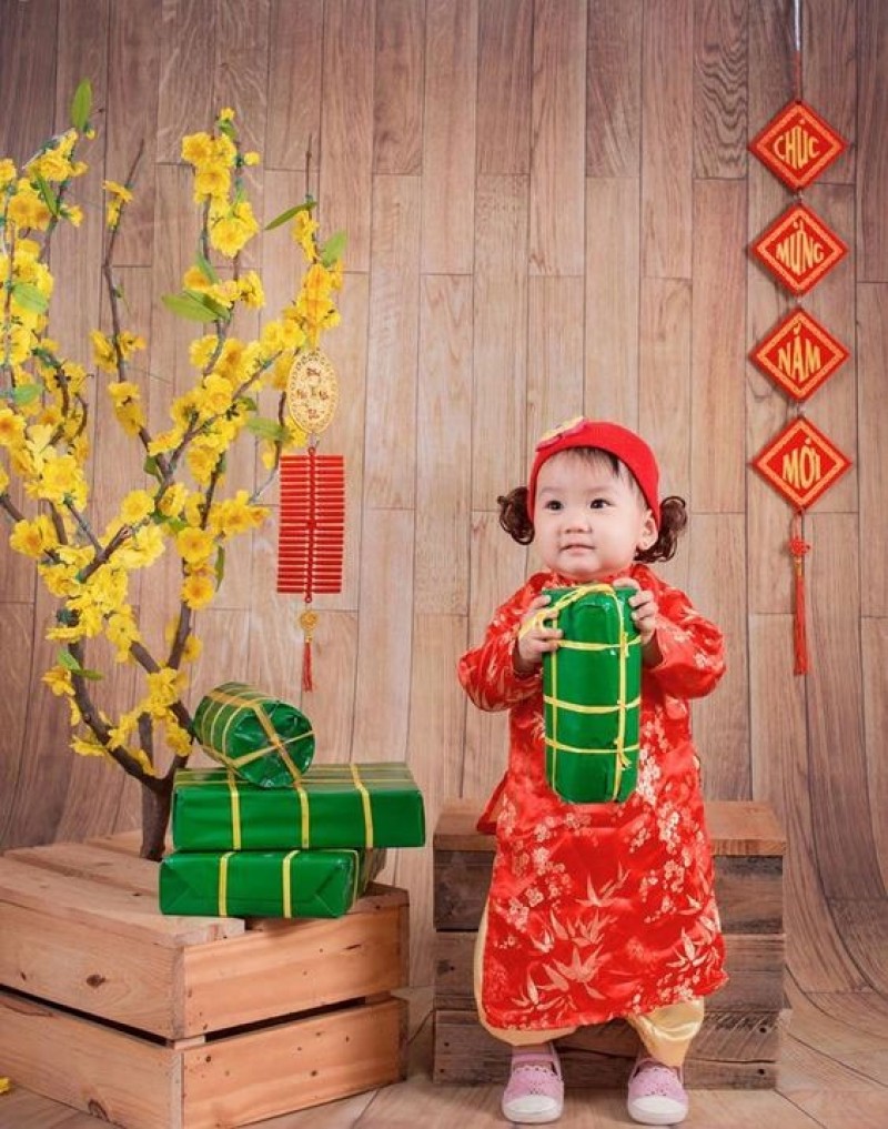 ảnh chụp ngày tết với bánh tét